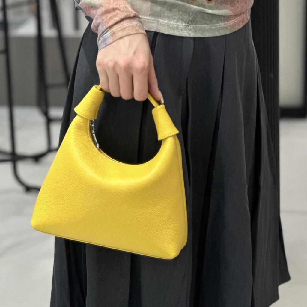 Leather lunch box bag, high-end niche casual messenger bag 2025 new hand-carried crescent bag, fashionable and simple portable