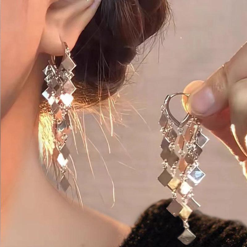 

Light luxury atmosphere high sense temperament earrings women, rhombus metal fringed ear buckles round face show face small earrings