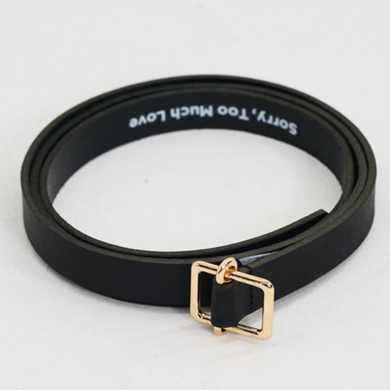 

ИЗВИНИТЕ СЛИШКОМ МНОГО ЛЮБВИ Сезонный кожаный узкий ремень с квадратной пряжкой_Черный SINGLE TYPE