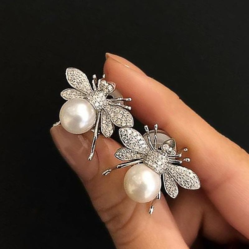 Vintage Personality Metal Insect Water Drop Imitation Pearl Animal Earrings for Women Exquisite High Class Zircon Holiday Gifts