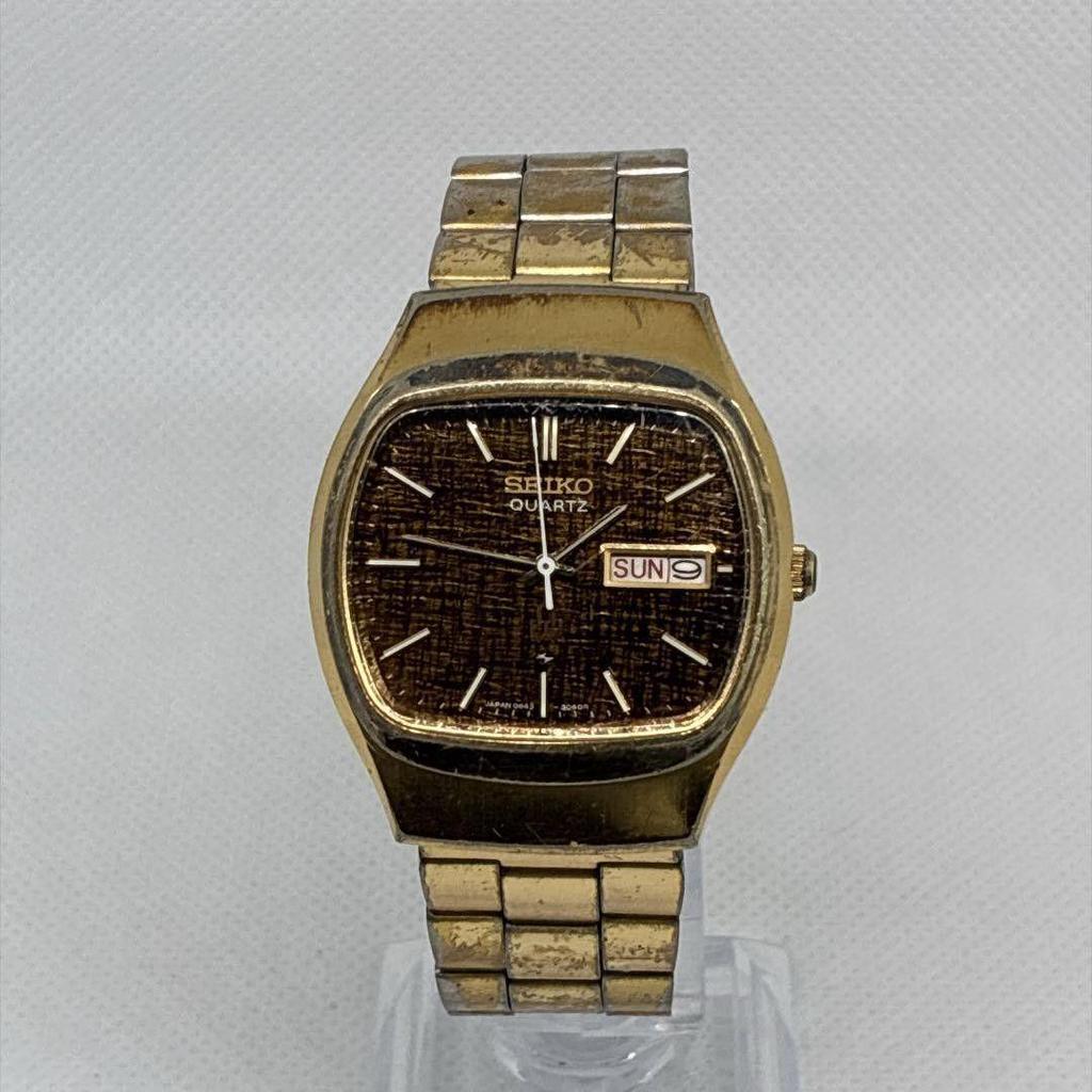 Used Good working Seiko men's watch made in 1976 Vintage satin finish