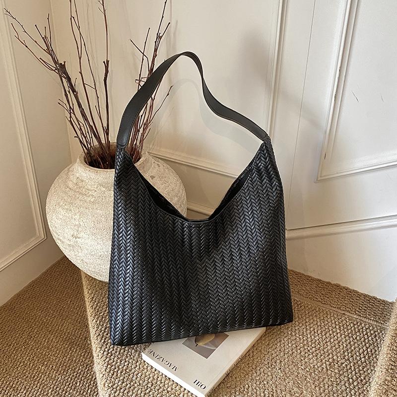 

Autumn bucket bag women s new large-capacity woven shoulder bag lazy style texture niche commuter tote bag чорний