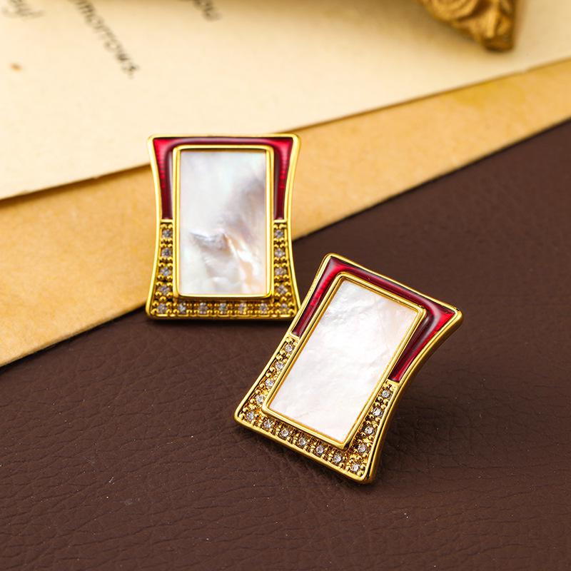 

Геометрический белый перламутровый кулон и набор серег