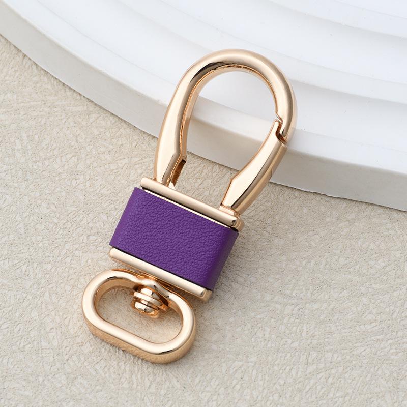 Breloc din piele în culoarea macaron cu cataramă de talie - Accesoriu auto personalizat și cadou mic