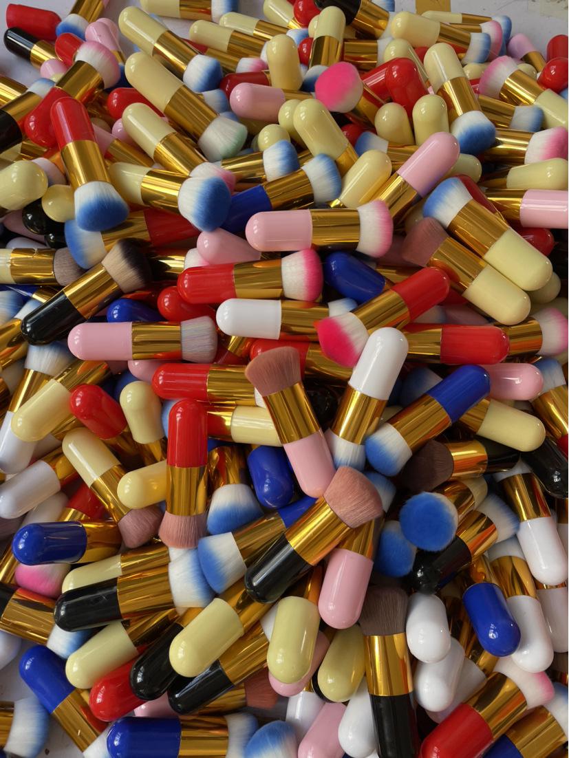 

Компактная бесследная кисть с грибовидной головкой для нанесения тональной основы: Портативная, удобная для новичков, с защитой от слеживания, круглая и плоская головка для нанесения BB-крема