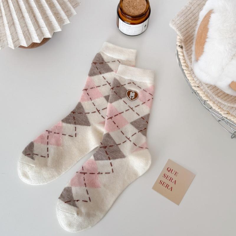 

Wool Socks Will Pill! Vintage Diamond Plaid Rabbit Embroidered Wool Socks British Style Warm Cashmere Pile Socks One size fits all молоко, білий колір