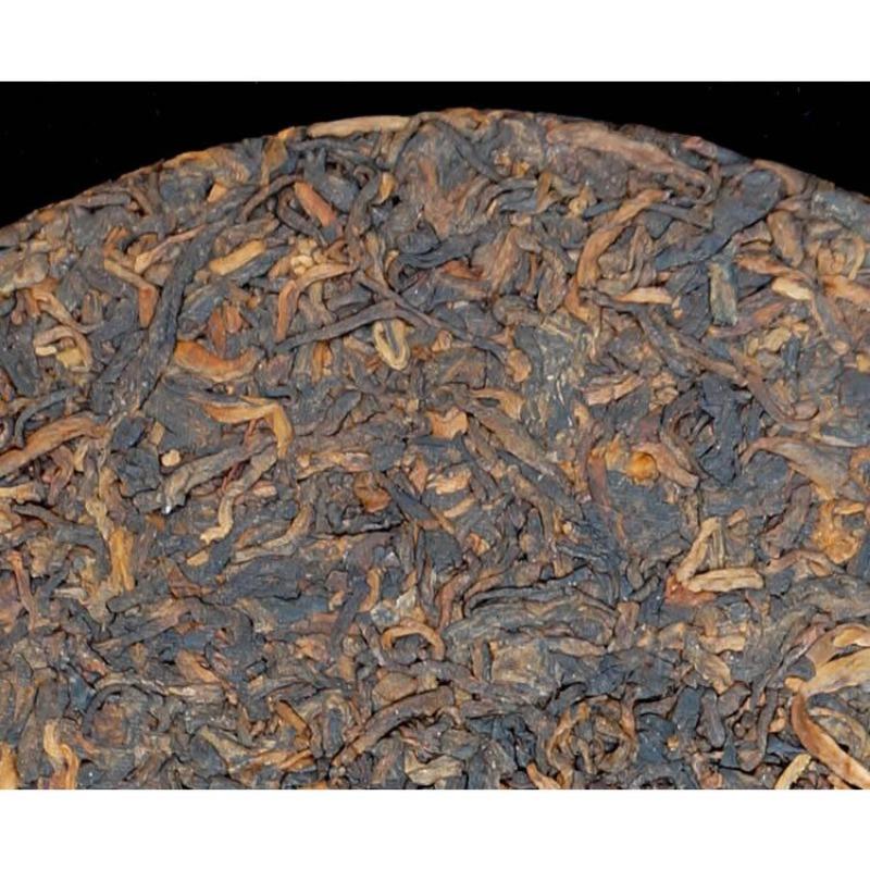 Yunnan Menghai Pu 'er čaj vařený čaj dvůr Yiwu Hnědá hora sedm zi koláčový čaj čaj ze starých stromů 357g