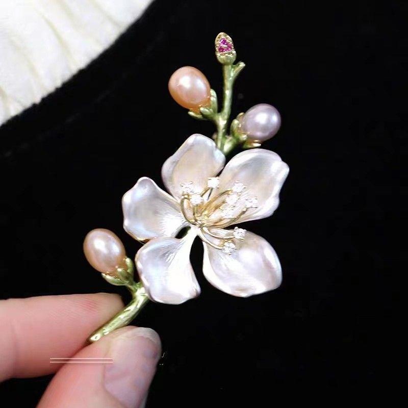 Elegant White Enamel Peach Blossom Butterfly Brooch - Fashionable High-Grade Alloy Pin for Coats and Sweaters.