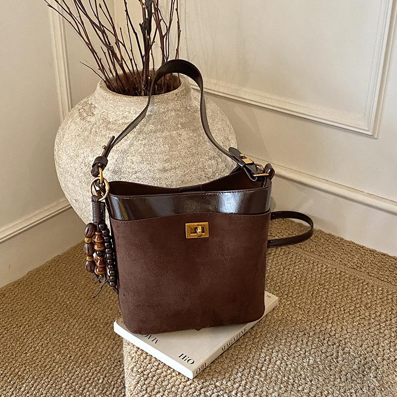 Frosted retro small bag women's autumn and winter 2025 new casual shoulder messenger bag popular bucket bag this year