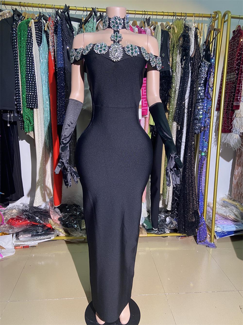 

Чорна вечірня сукня з тюлю з вирізом-халтер та діамантами M