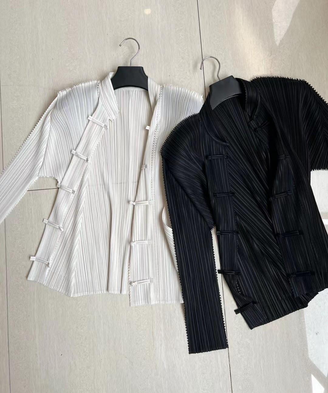 

Pleated Round Neck Cardigan Shirt with 3/4 Sleeves One Size