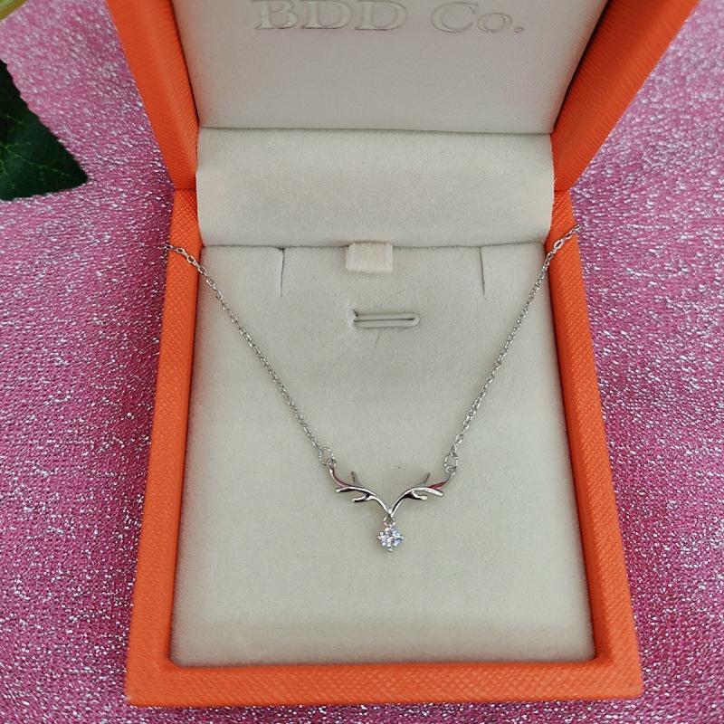Trendy Antler Pendant Necklace with Inlaid Diamonds – Charming Deer-Inspired Design for Christmas or Birthday Gifts