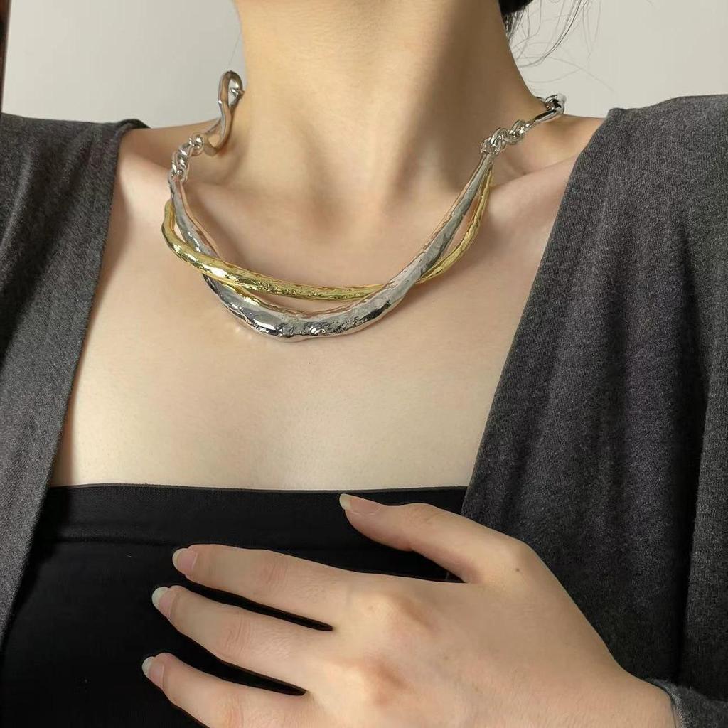 European and American Style Geometric Twisted Metal Necklace: Trendy, Bold, and Fashionable Clavicle Chain for Women
