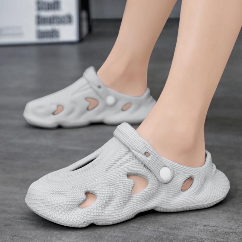 Summer Mens Clogs Sandals Lightweight Breathable Anti slip Beach Slippers Men Outdoor Slippers Clogs Anti slip Beach Slippers