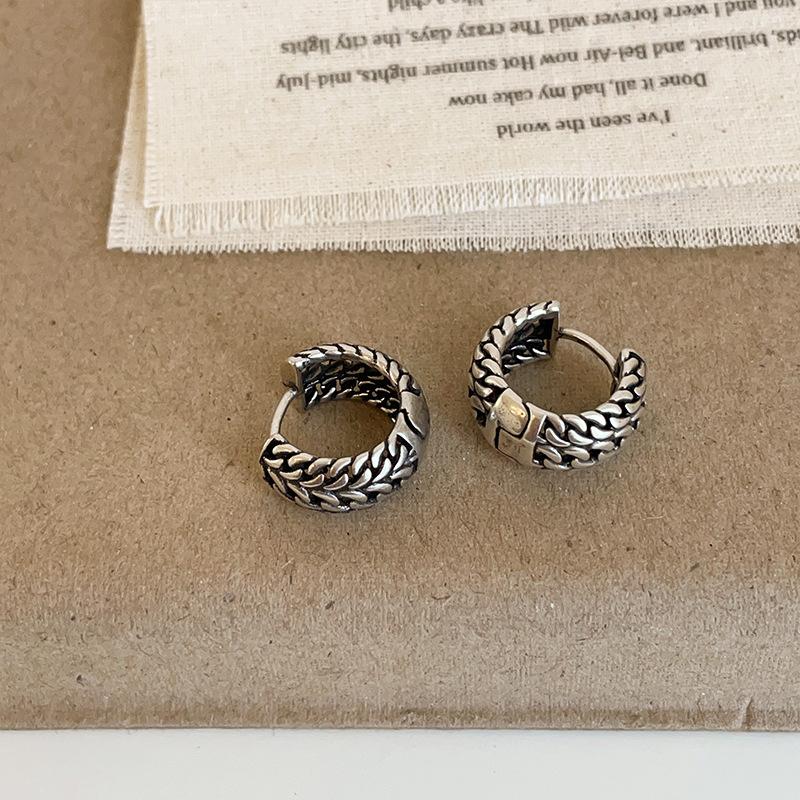 Retro And Old Twist Metal Circle Ear Buckle Women'S Niche Personality Unique Exquisite Fashion Versatile Earrings