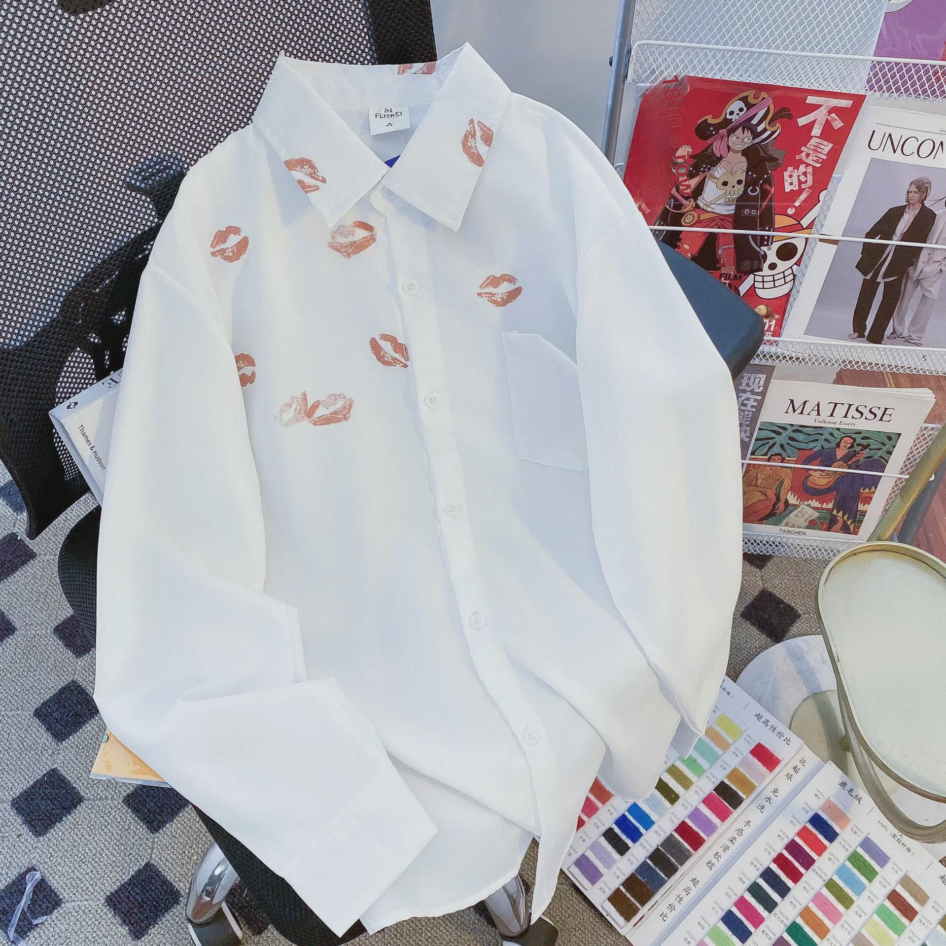 

Мужская классная осенняя белая рубашка с длинным рукавом и принтом губ M белый