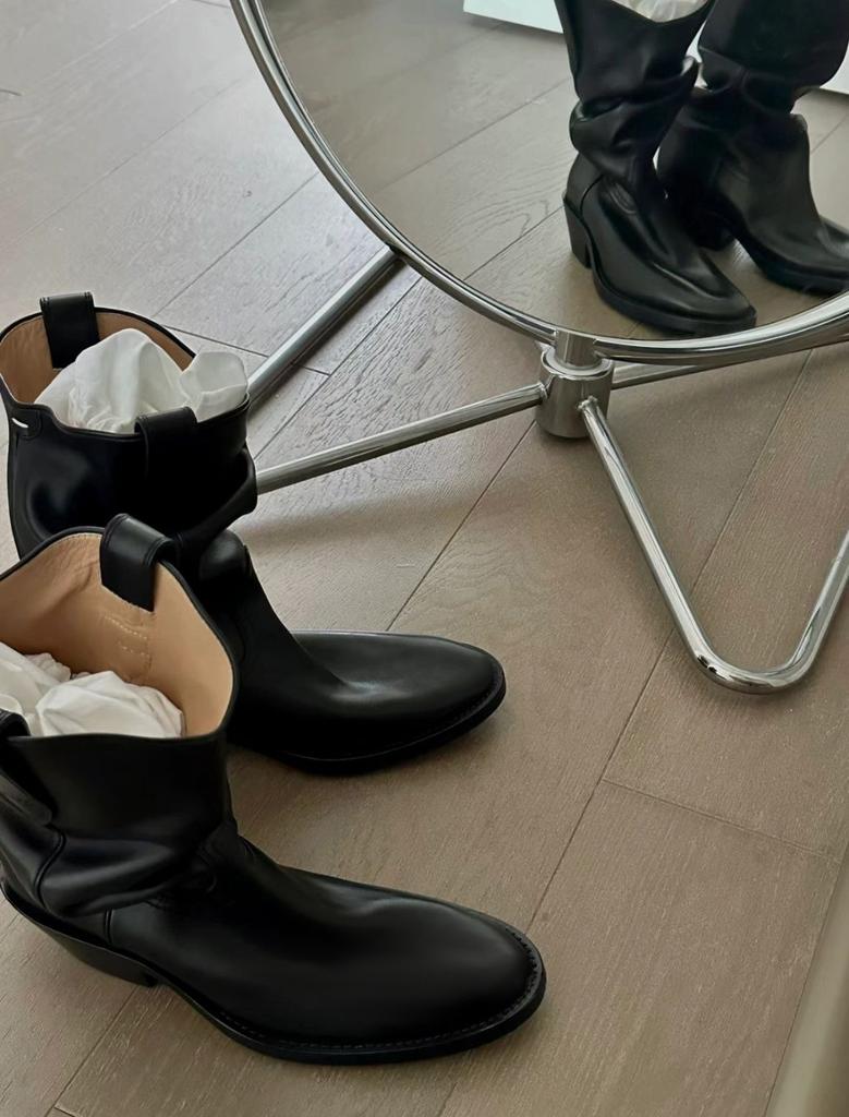 Verze z hovězí kůže~ Dámské westernové kovbojské boty střední délky z pravé kůže na silném vysokém podpatku, s prasečími kopyty, s rozdělenou špičkou, plisované, skládané kn