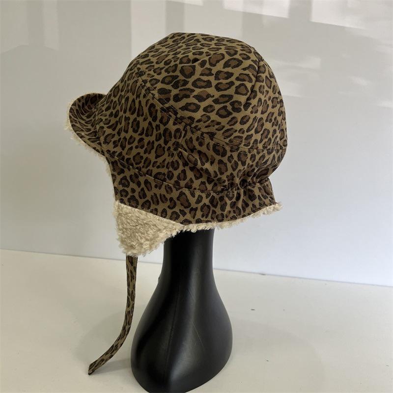 

Retro autumn and winter warm leopard print Lei Feng hat women s plush cycling ear protection big head circumference pilot hat men show small face M（56-58cm） темно-коричневого кольору