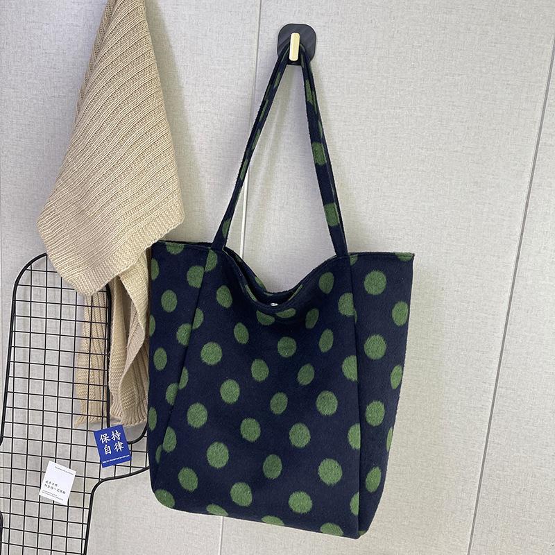 The blogger recommends a large-capacity leopard print shoulder bag for women's daily commuting lazy wind red plaid versatile handbag.