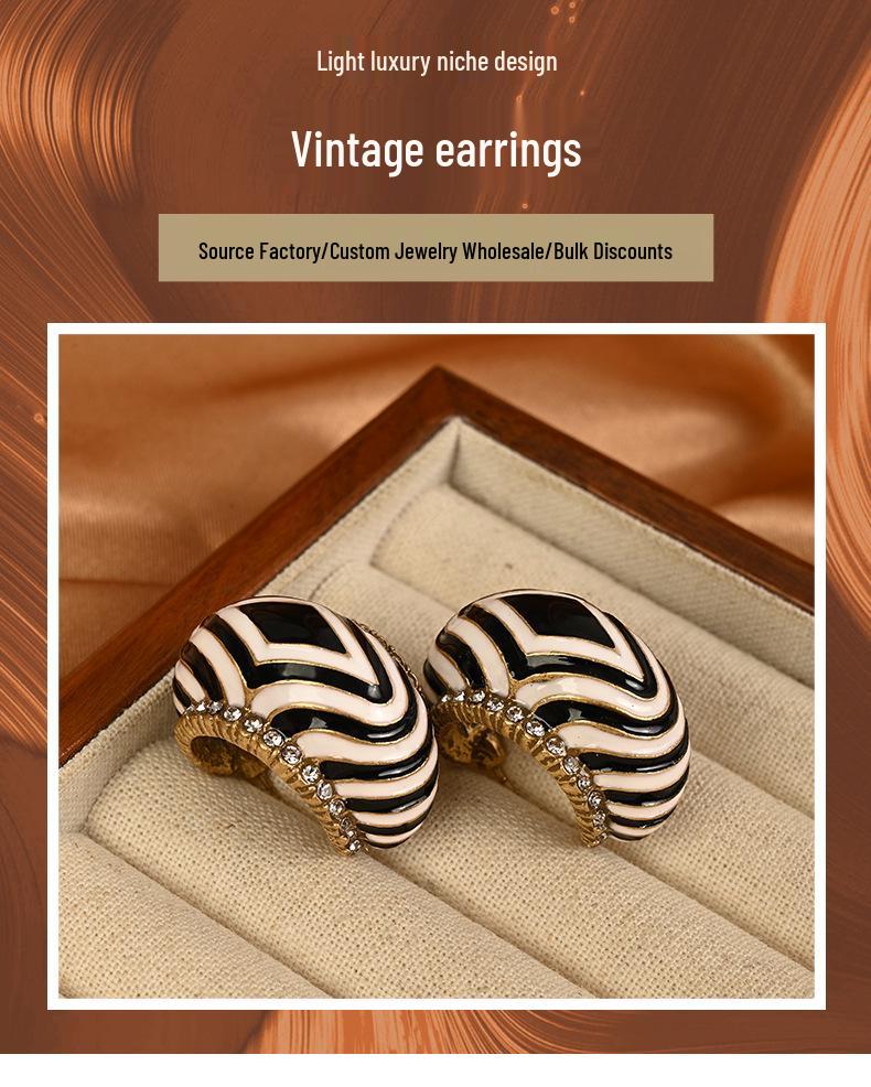 Gebrauchte Schwarz-Weiß C-förmige Zebra-Streifen Zirkon Ohrstecker - Vintage Europäisches Design