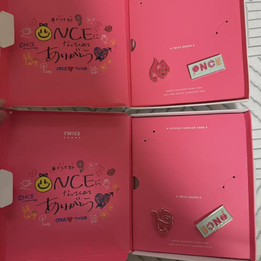 

2 значка фан-клуба Twice Japan и 3 тома журнала фан-клуба Japan