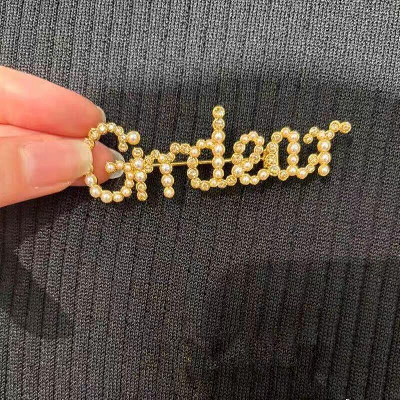 

Girdear Amass Official Website 2024 New Arrival Genuine Goods Luxury High-End Deep Breath English Letter Brooch Ornament Female Long English