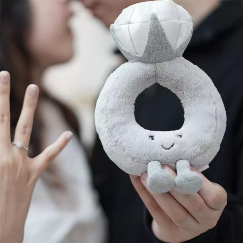 Urocza Pluszowa Lalka Pierścionek z Diamentem Zabawka Brelok Wisiorek Ozdoby do Zawieszenia na Torbie Zawieszka do Plecaka Dziewczęcy Breloczek Prezent na Walentynki Boże Narodzenie