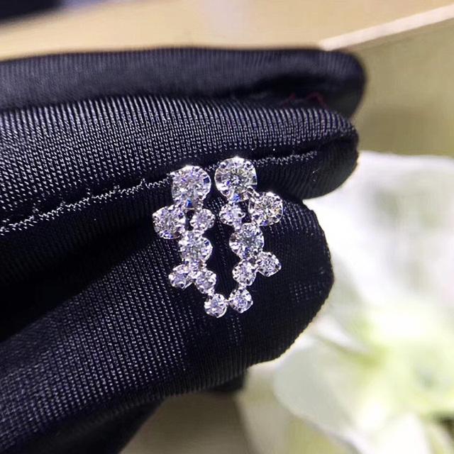 Nye parvise dameøredobber med små runde cubic zirkonia. Enkle, allsidige øretilbehør. God kvalitet. Mote smykker 2021