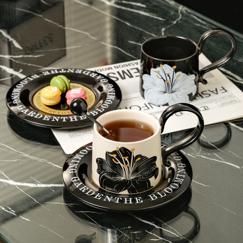 Französischer Retro-Stil Kaffeetasse und Untertasse Set Hohes Erscheinungsbild Nachmittagstee Tassen Restaurant und Café Designgefühl Keramiktassen