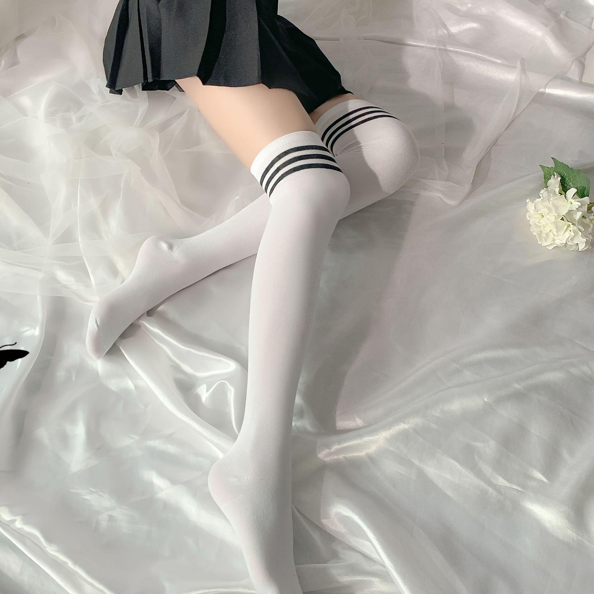 

Fun Japanese college wind cotton thick black and white striped stockings three bars knee socks Over-the-knee socks