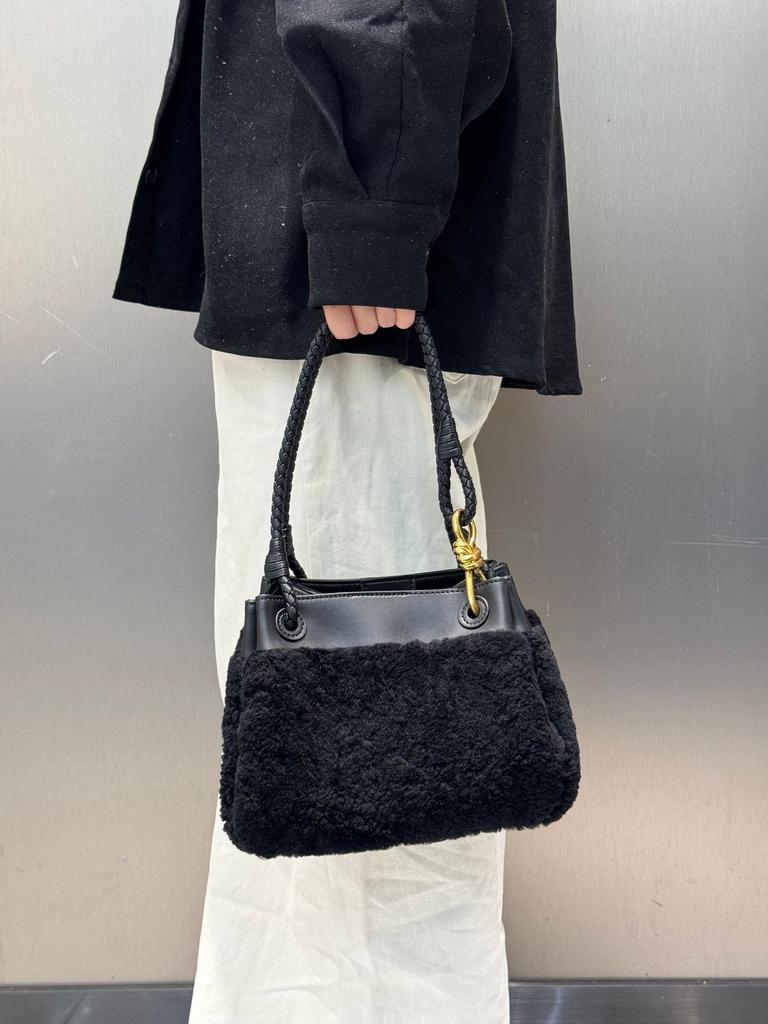 Outono e inverno nova bolsa de paraquedas de lã de cordeiro de mão nicho versátil bolsa de ombro mensageiro feminina bolsa balde de moda para o dia a dia
