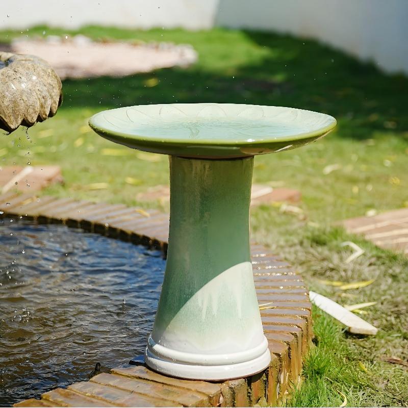 Handgefertigtes Keramik-Vogelbad, Schale mit floralem Relief, Durchmesser 43 cm, Höhe 45 cm, Farbverlauf Grün Hochglanzglasur, Frostbeständig & Wetterfest für den Garten