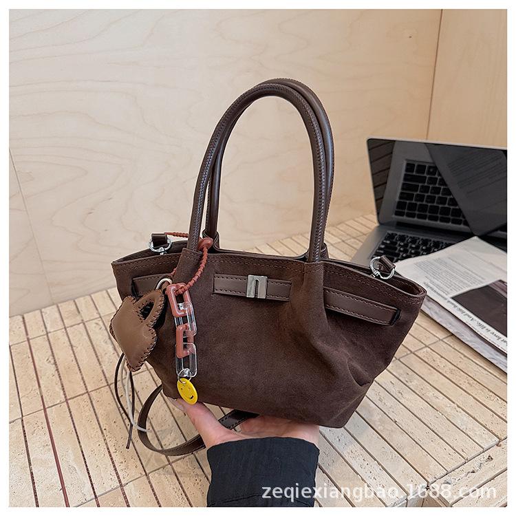 2025 new fashionable versatile retro pendant commuter ladies messenger bag dumpling bag underarm bag handbag