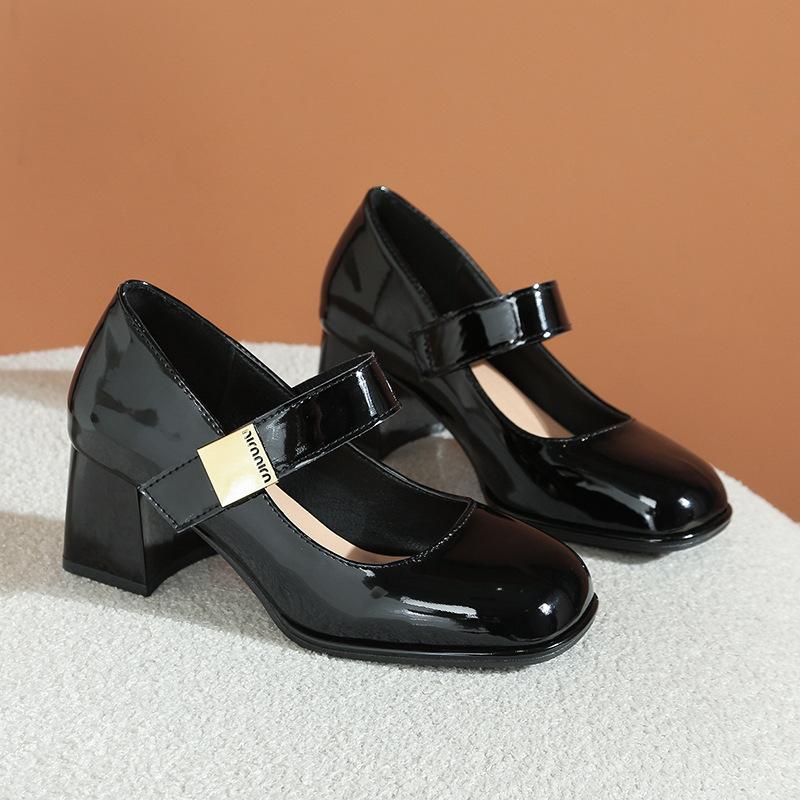 

Женские туфли на высоком каблуке 2024 года, весна, новый британский стиль, квадратная головка, водонепроницаемые туфли на толстом каблуке с пряжкой, одинарные туфли из лакированной кожи, модная обувь 35 чёрный