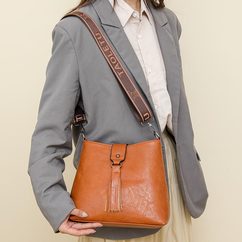 Retro Shoulder Bag 2025 Summer Casual Bucket Crossbody Bag For Women Messenger Bags Brown PU Leather Tassel Ladies Handbag