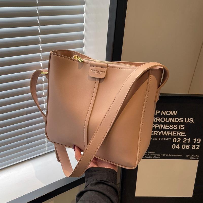 Women's New Solid Color Bag Large-capacity Commuter Messenger Bag Versatile Shoulder Bag