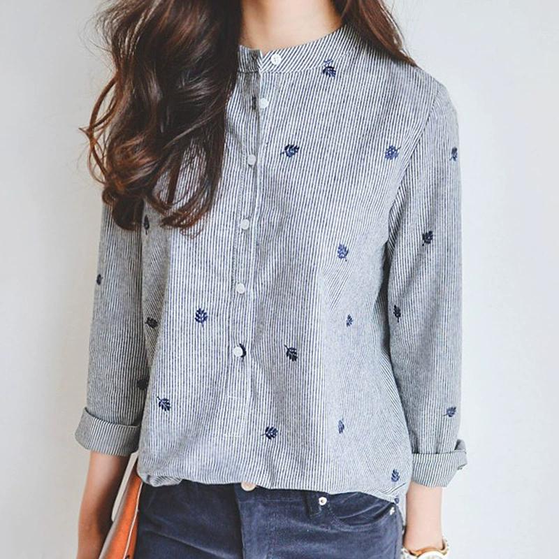 

Женская весенняя полосатая рубашка с цветными блоками и длинными рукавами в литературном стиле с вышивкой, удобным воротником-стойкой снизу и сверху XXS