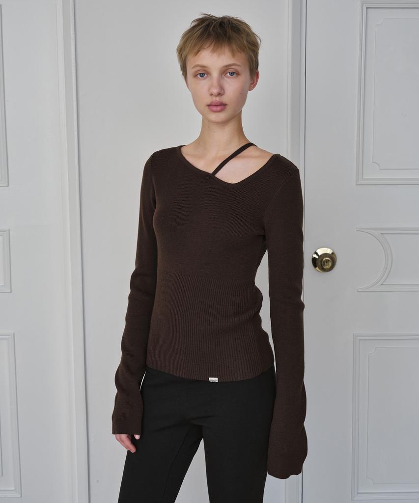 Simeteuligpeosenteu Unbalanced Neckline Knit Top / Brown