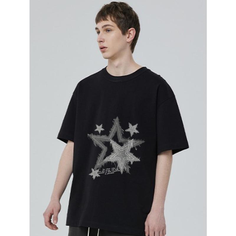 Černé tričko se vzorem hvězd a grafickým textem pro běžné nošení