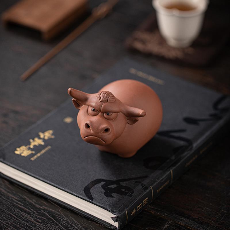 Creative Cute Calf Statue Angry Bull Sculpture Ceramic Animal Figurine Modern Art Home Living Room Desktop Ornament Accessories