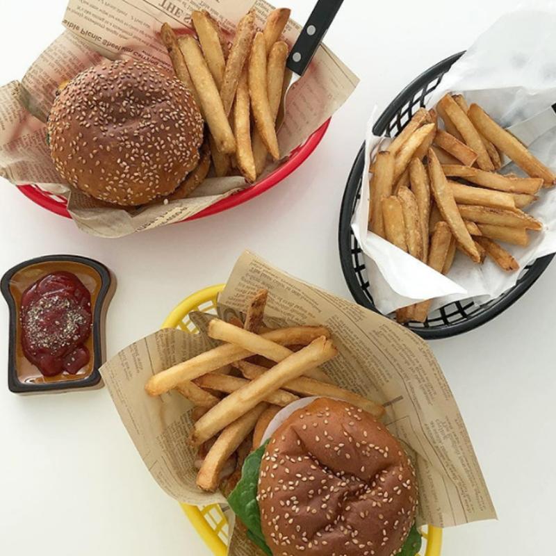 Bunte Aufbewahrungskörbe aus Kunststoff Platte Oval Lebensmittel Brot Hot Dog Servierplatte Restaurant Tablett Küchendekor Desktop Foto-Requisite