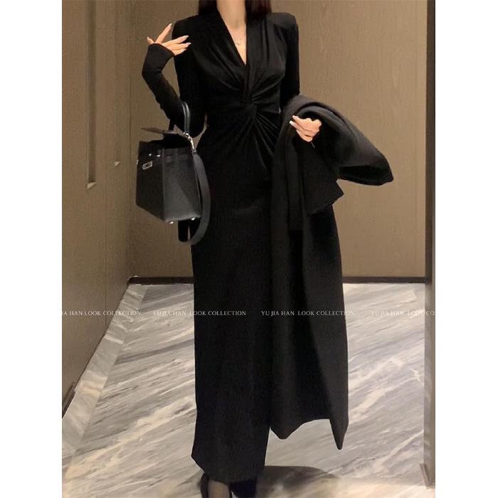 

Черное вязаное макси-платье с V-образным вырезом - Приталенное и подчеркивающее фигуру, Высококачественное, Дизайн с длинными рукавами для женщин. Extra Large