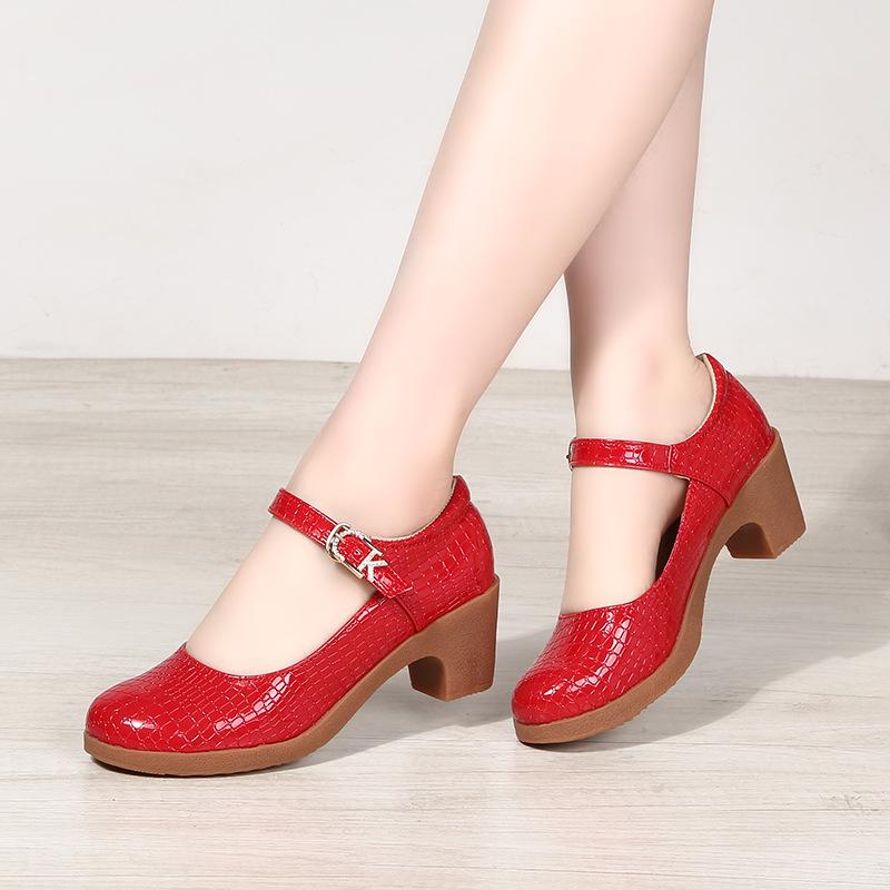 Dance Shoes Soft Sole Summer Dancer Dance Shoes Performance Square Red New Shoes Gold and Silver Middle Heel Ballroom Dancing Shoes