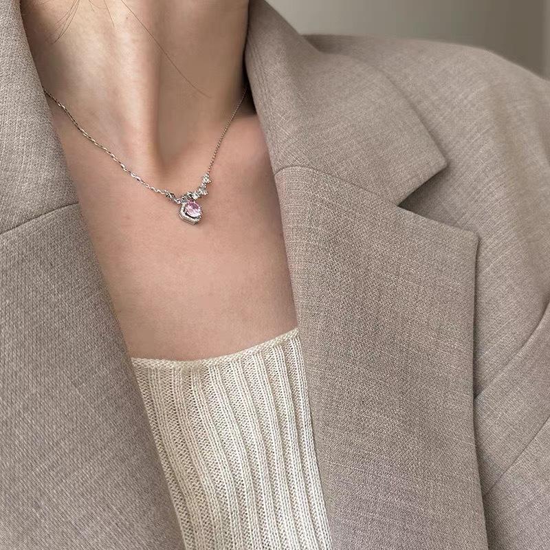 Sugar Square Diamond Necklace for Girls, Light Luxury Niche Design, High-end Pendant for Mother Gift, Valentine's Day for Girlfriend