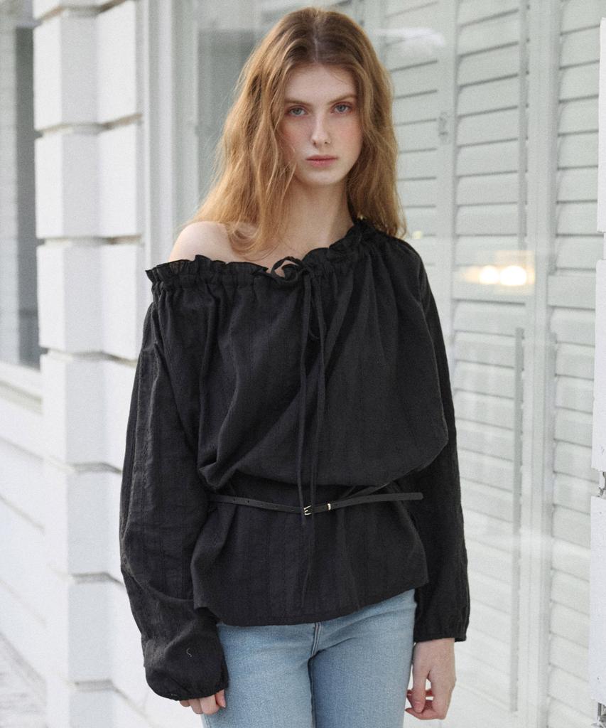 LETTER FROM MOON Leaf One-Shoulder Frill Blouse (Black)
