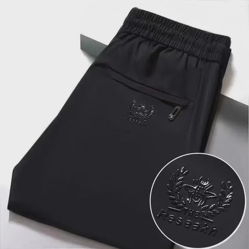 Herren-Freizeithose aus Stretch-Eisseide – bequemer elastischer Bund, lockere, dünne, gerade, lange Passform für Männer mittleren Alters und junge Männer.