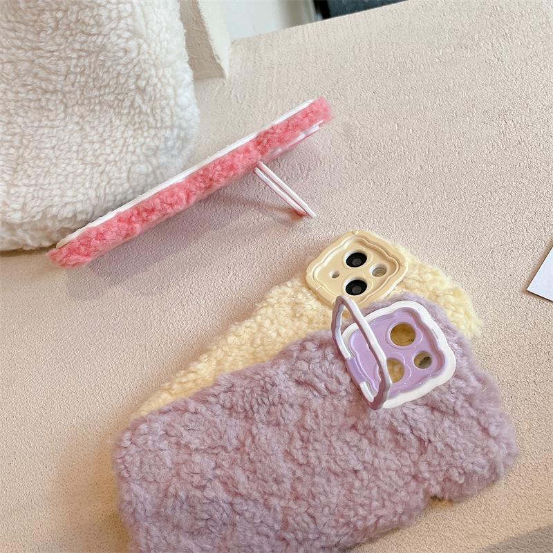 Nuova Custodia Peluche per Cellulare per Apple 11, 12, 13, 14 Pro Max - Agnello, Colori Caramella, con Supporto Invisibile. Perfetto per l'autunno e l'inverno.