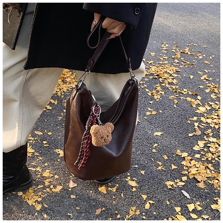 Korean Retro Niche 2025 Women's Underarm Bucket Bag – Simple, Trendy Shoulder Bag for Commuting