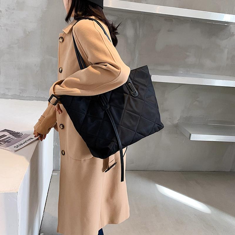 

2025 новая модная однотонная сумка женская большой вместимости осенне-зимняя повседневная наплечная сумка ромбовидного класса сумка-тоут для поездок на работу 33*17*28