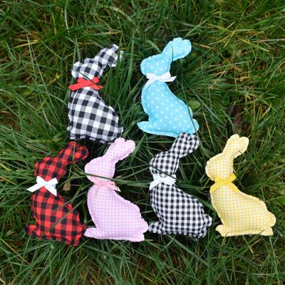 Hase, Stoffpuppe, Schleife, handgefertigt, Stoffkunst, schlichtes Band, bezauberndes Szenenlayout, PP-Baumwolle, fröhliches Osterkaninchen